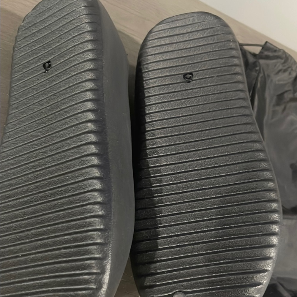 YZY brand new - Picture 3 of 3